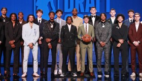 詹姆斯退役传闻澄清：退役日期未定，状态良好，篮球传奇再战江湖